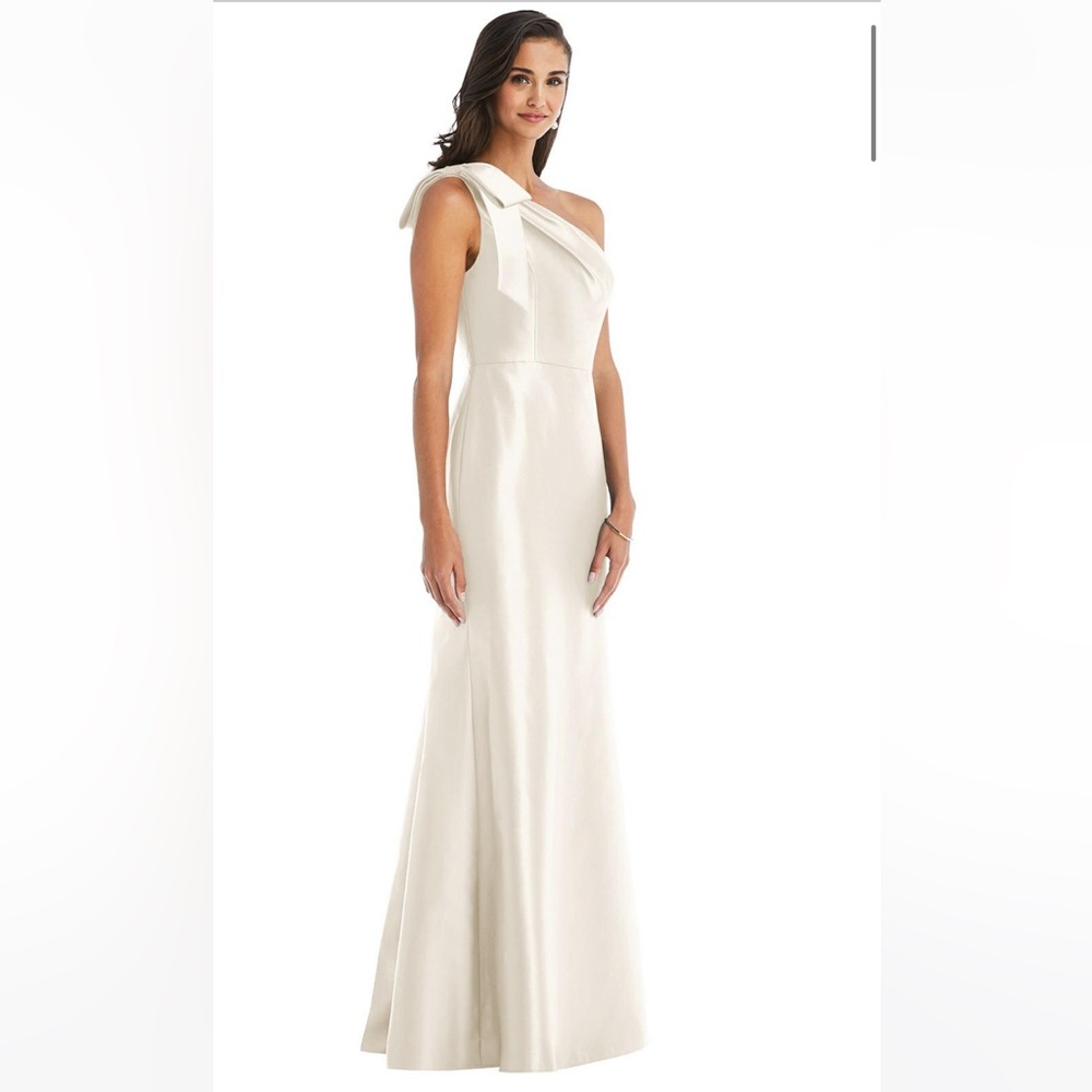 Alfred Sung Bridesmaid / Formal Gown
